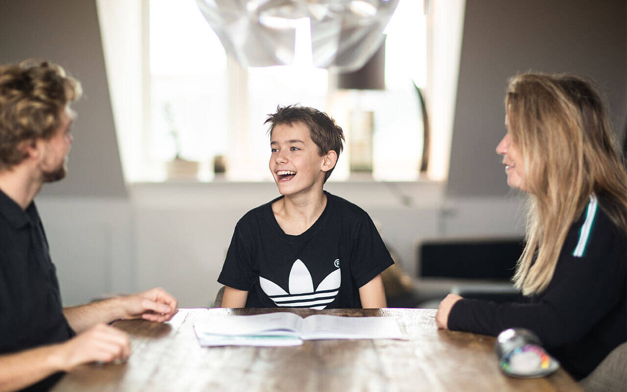 Dreng der snakker med tutor